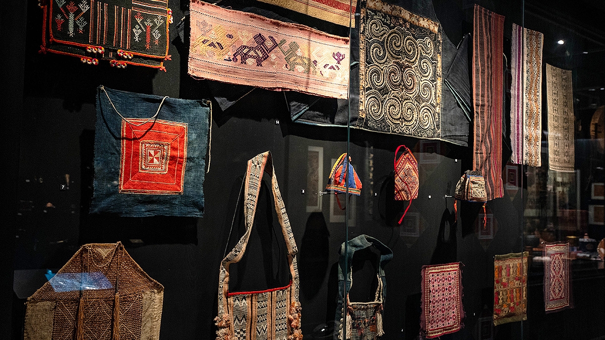 Một số hình ảnh hiện vật trưng bày trong không gian mỹ thuật dân gian.