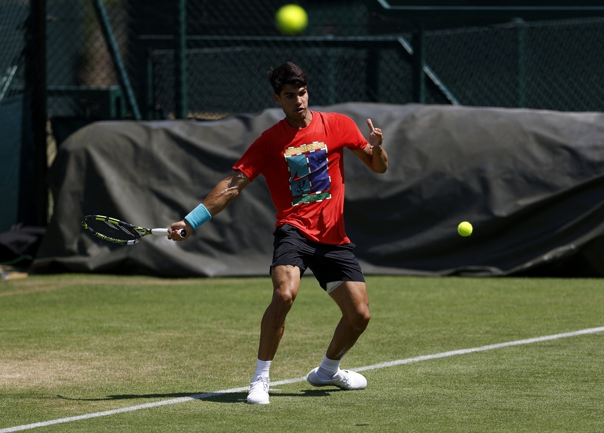 Alcaraz luyện tập trước thềm Wimbledon 2025. (Ảnh: Reuters). 