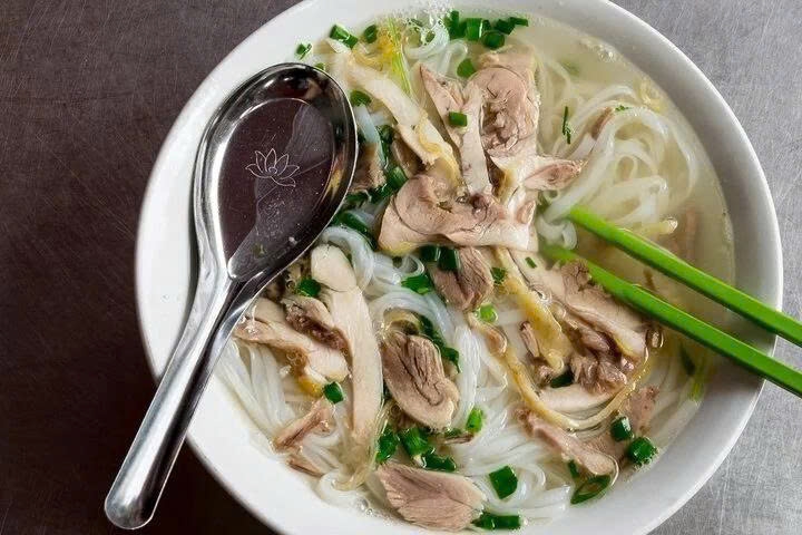 Phở cho thêm giấm giúp món ăn thêm hấp dẫn hơn. (Ảnh: Cheftu)