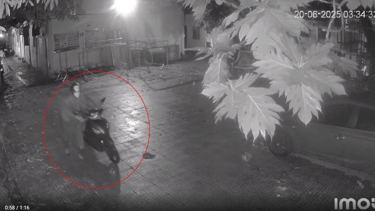 Một chiếc xe bị dắt ra khỏi ký túc xá (trong video chia sẻ MXH)