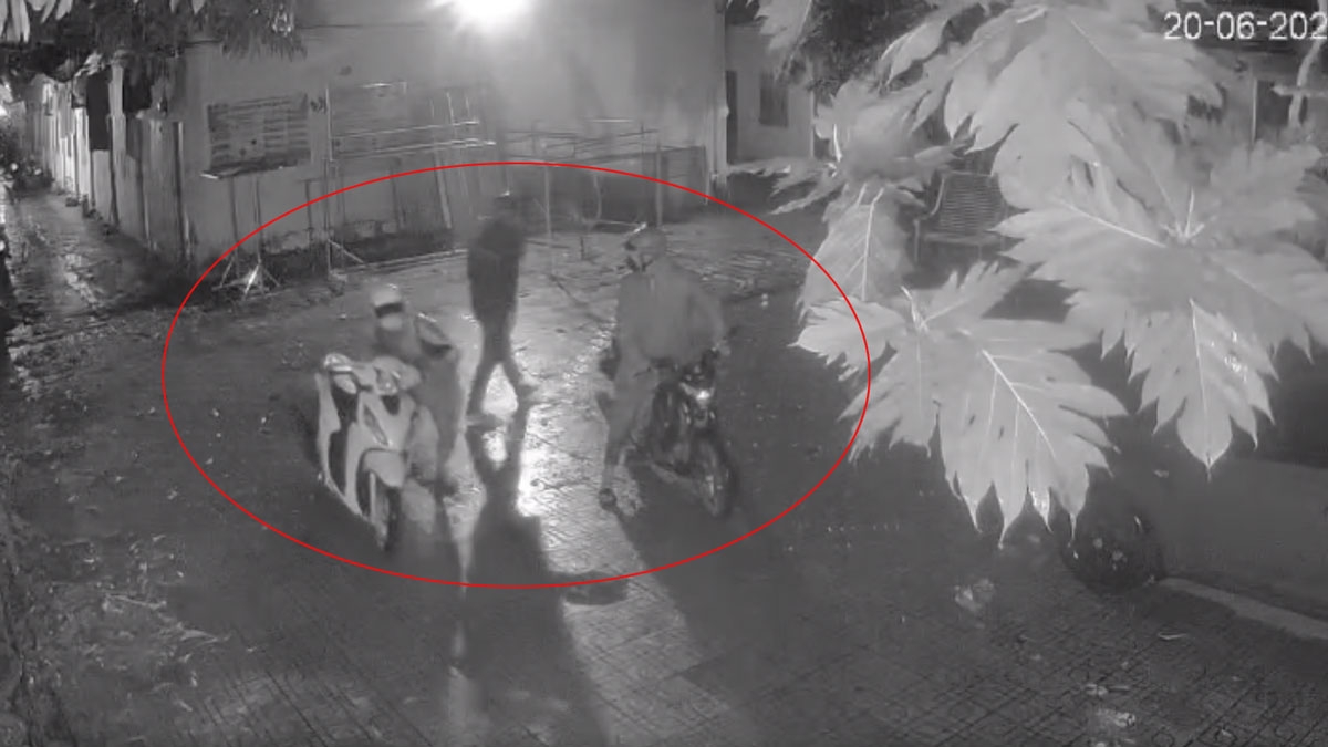 Hình ảnh được cho rằng có nhóm đối tượng đang trộm xe của sinh viên 