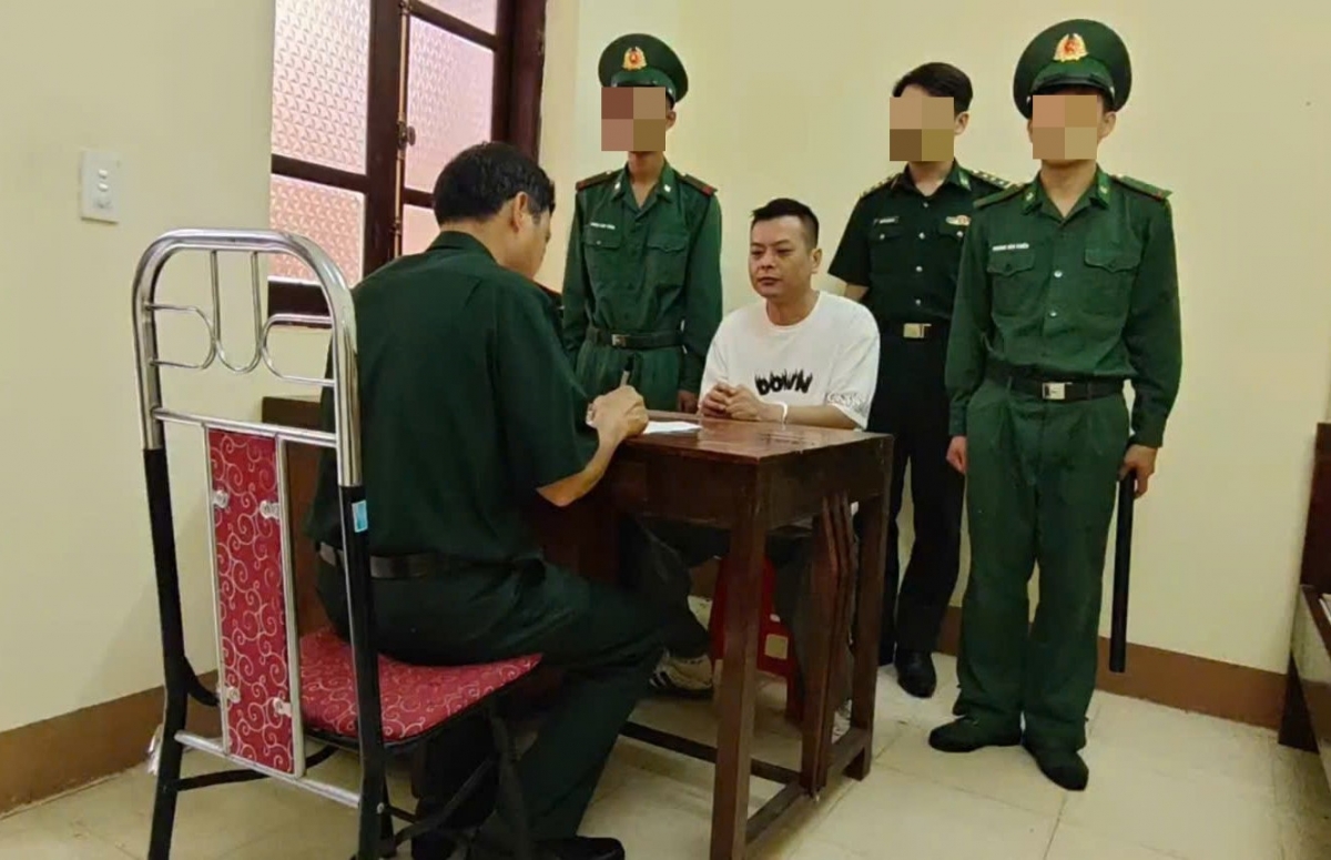 Cán bộ đồn Biên phòng Tổng Cọt lấy lời khai đối tượng Chu Văn Tâm