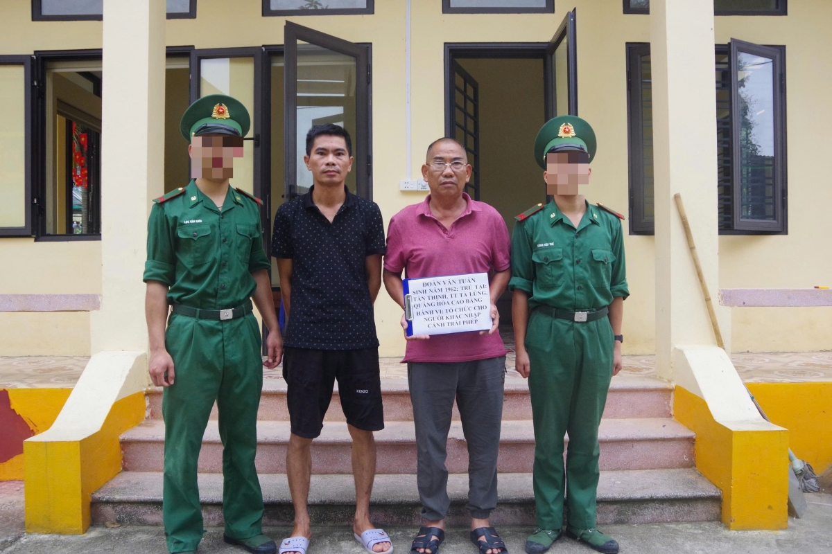 Đối tượng Tuấn (áo tím) và Tiến bị đồn Biên phòng cửa khẩu Quốc tế Tà Lùng bắt giữ