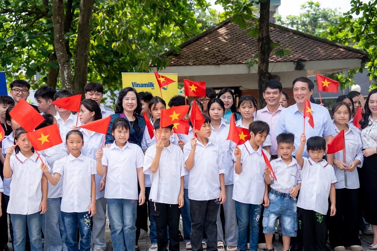 Đoàn công tác tới thăm hỏi và trao quà cho các “mẹ” và hơn 100 trẻ em mồ côi, có hoàn cảnh đặc biệt khó khăn tại Làng Trẻ em SOS Việt Trì
