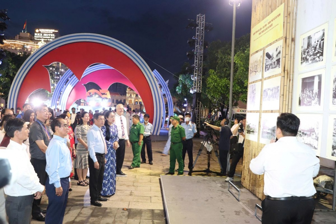 Các đại biểu tham quan triển lãm ảnh về quá trình hình thành, xây dựng và phát triển của Sài Gòn-Chợ Lớn-Gia Định-Thành phố Hồ Chí Minh; nghe giới thiệu về các sản phẩm nông thôn mới ở Thành phố