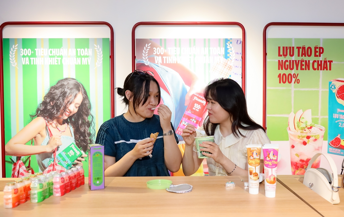 Đổi mới ấn tượng, “bắt sóng” giới trẻ, Vinamilk được nhóm khách hàng trẻ chú ý và yêu thích. (Ảnh: Nguyên Phương)