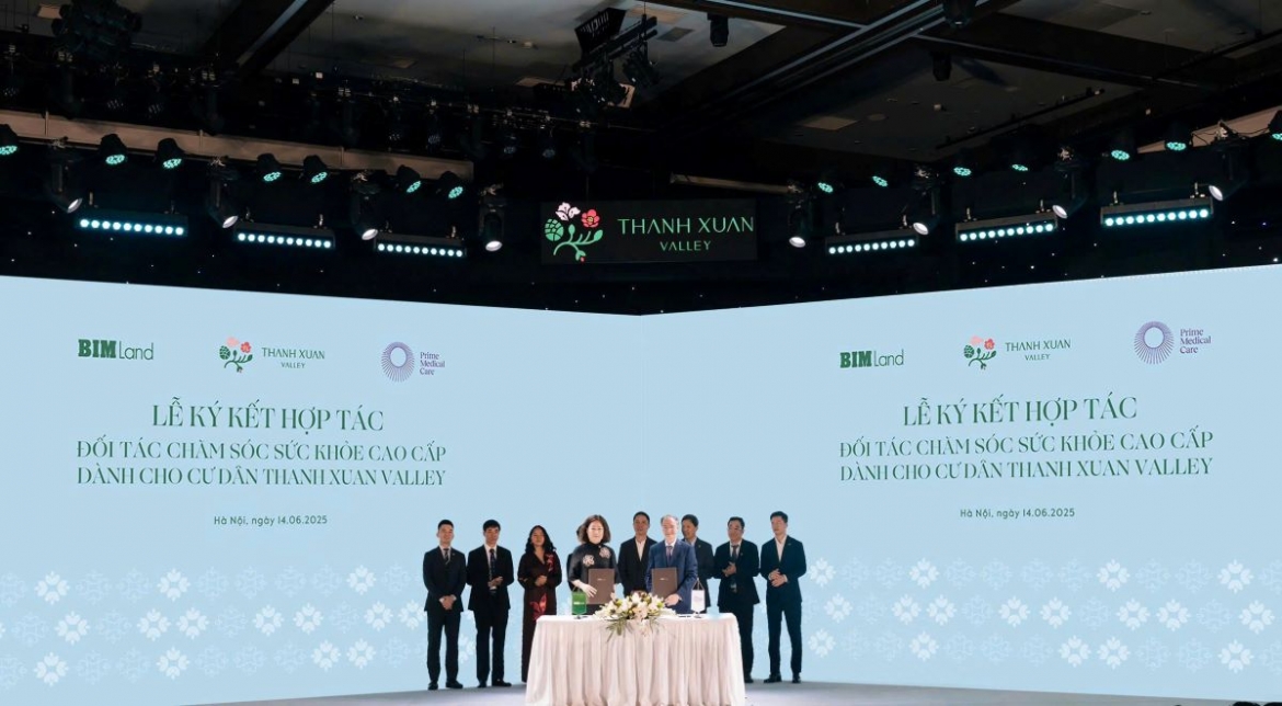 Đại diện BIM Land và PMC ký thỏa thuận hợp tác triển khai trung tâm chăm sóc sức khỏe tại Thanh Xuan Valley. Ảnh: BIM Land