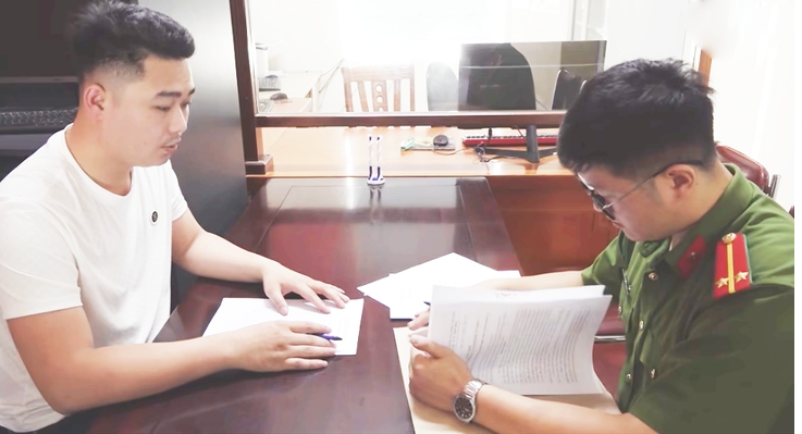 Đối tượng Trần Tuấn Anh tại cơ quan công an. 