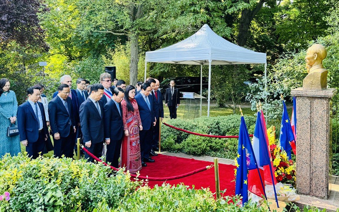 Thủ tướng Phạm Minh Chính và Phu nhân cùng đoàn đại biểu cấp cao Việt Nam đã đặt vòng hoa tại khu tưởng niệm Chủ tịch Hồ Chí Minh tại thành phố Montreuil.