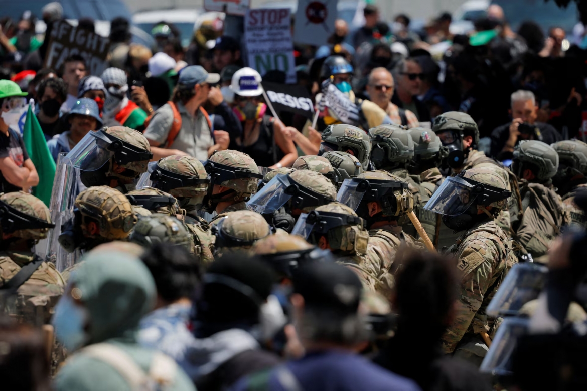 Lực lượng vệ binh quốc gia triển khai tới Los Angeles (Ảnh: Reuters)