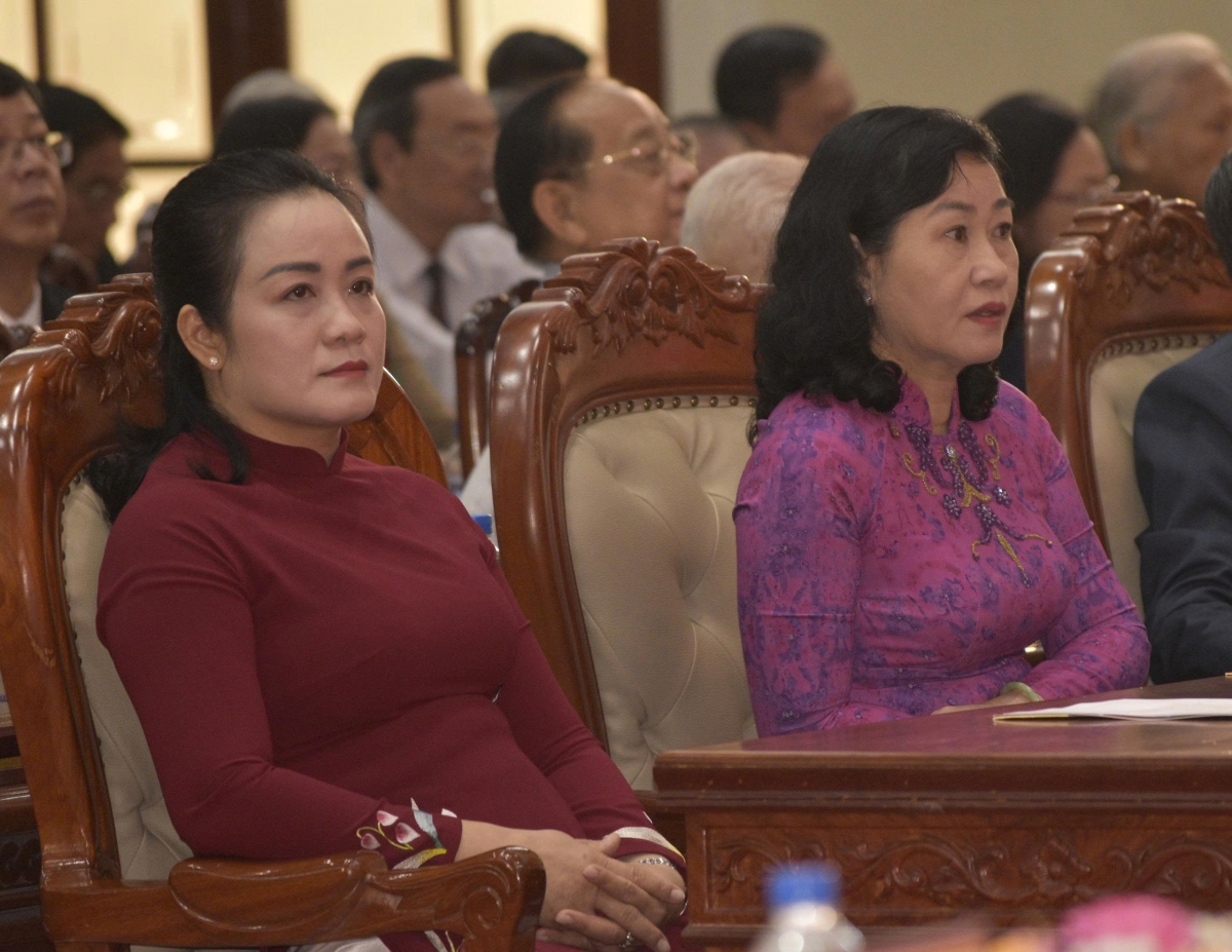 Bà Nguyễn Hải Trâm Phó Bí thư thường trực Tỉnh ủy và bà Châu Thị Mỹ Phương, Phó Bí thư Tỉnh ủy - Chủ tịch HĐND tỉnh Đồng Tháp (từ trái qua)
