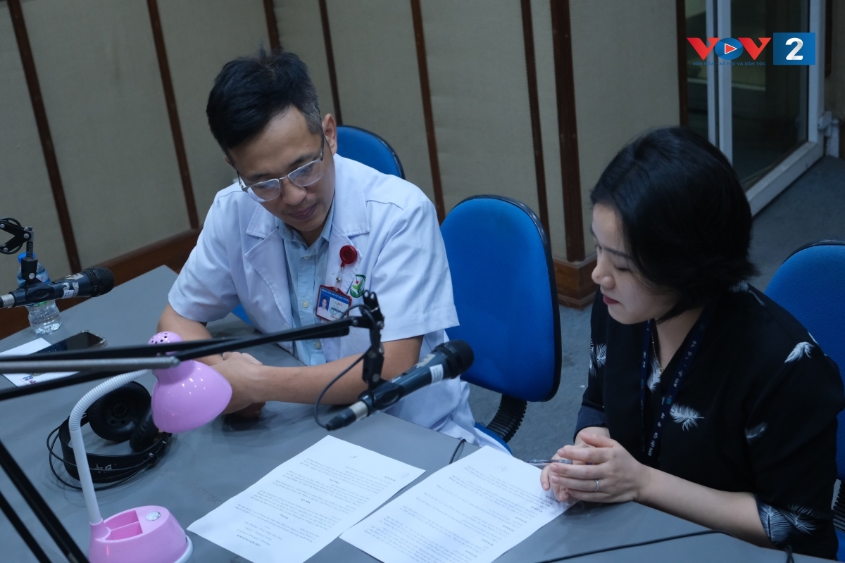 BS Nguyễn Duy Khánh tư vấn thính giả chương trình Chuyện thầm kín