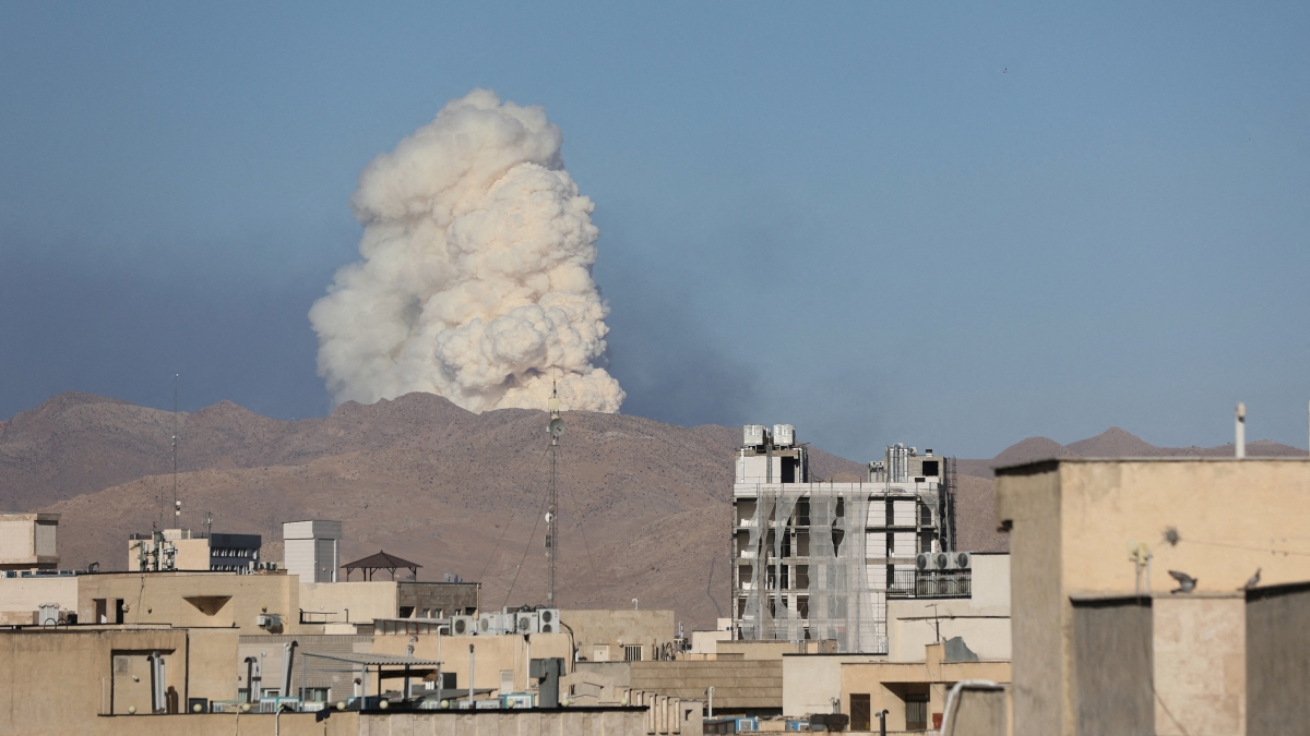 Hậu quả sau cuộc không kích của Israel vào Tehran, Iran. Ảnh: Reuters