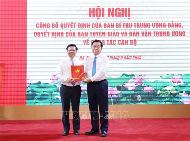 Đồng chí Nguyễn Trọng Nghĩa, Uỷ viên Bộ Chính trị, Bí thư Trung ương Đảng, Trưởng Ban Tuyên giáo và Dân vận Trung ương trao Quyết định của Ban Bí thư cho đồng chí Trần Thanh Lâm. Ảnh: Phương Hoa/TTXVN