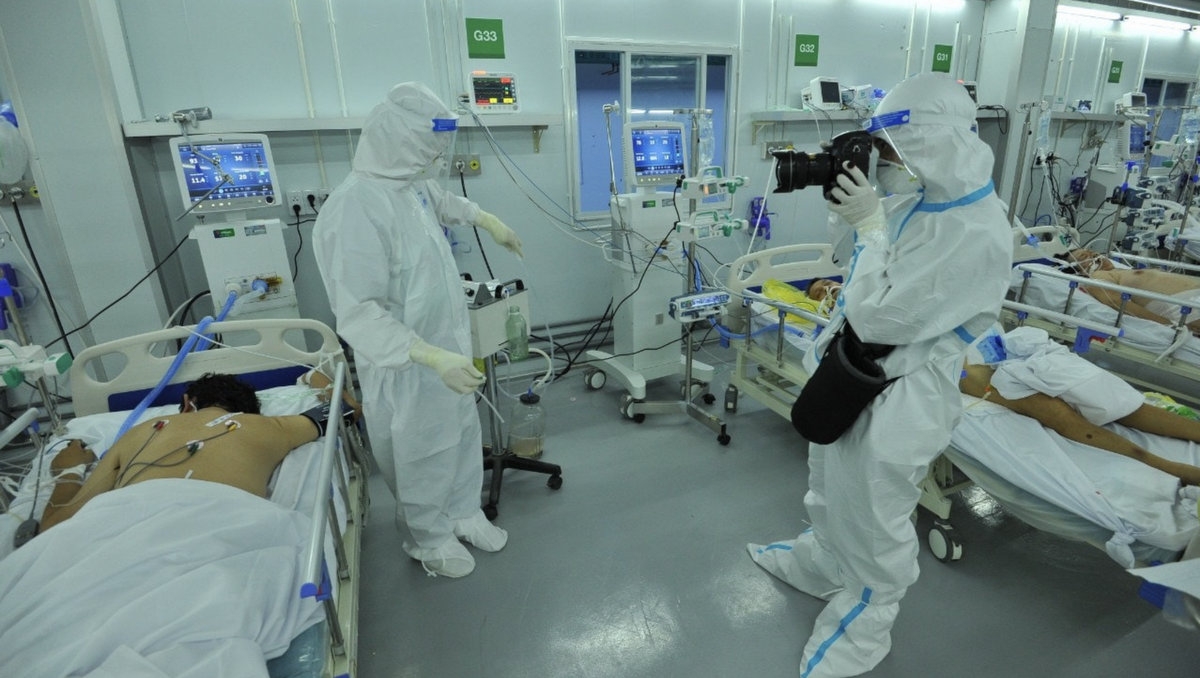 Phóng viên Duy Hiệu tác nghiệp ở bệnh viện dã chiến