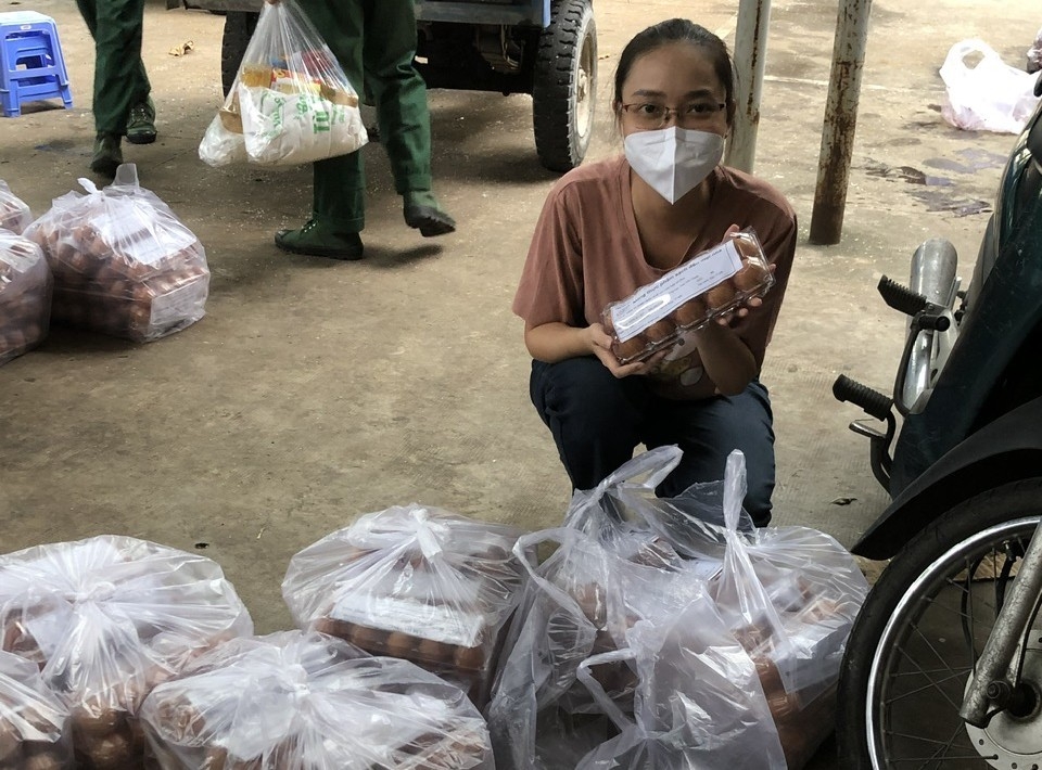 Phóng viên Kim Ngân VOH hòa mình vào công tác an sinh - cứu trợ trong thời điểm dịch COVID-19