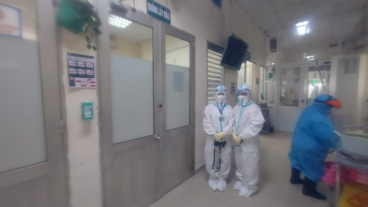 PV Hải Yến lưu lại hình ảnh hoạt động trong quá trình tác nghiệp COVID-19 