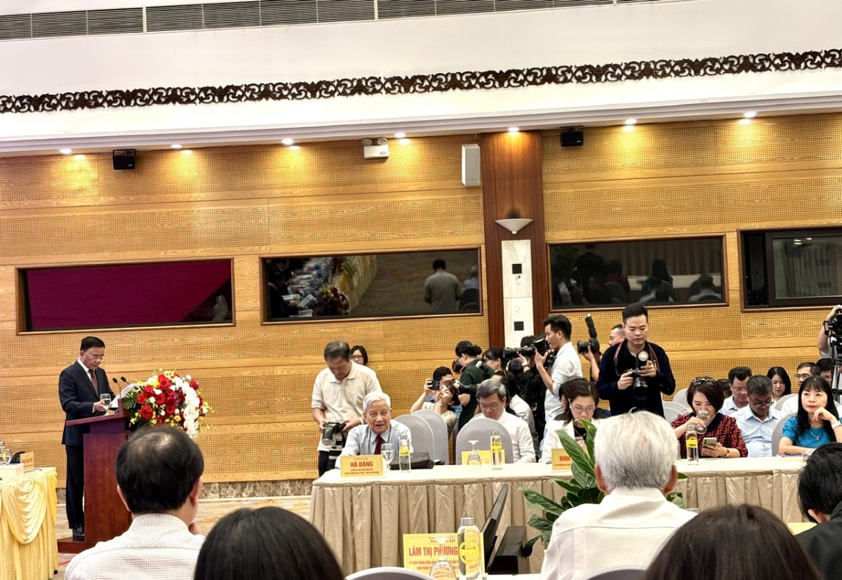 Báo chí có chức năng kiểm soát những biểu hiện tiêu cực của dư luận xã hội bằng cách cung cấp thông tin chính xác, khách quan, kịp thời.