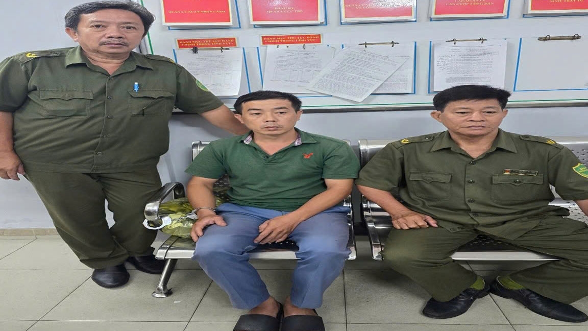 Đối tượng Nguyễn Tuấn Ninh (ngồi giữa) Nguồn: Công an Quảng Ninh.