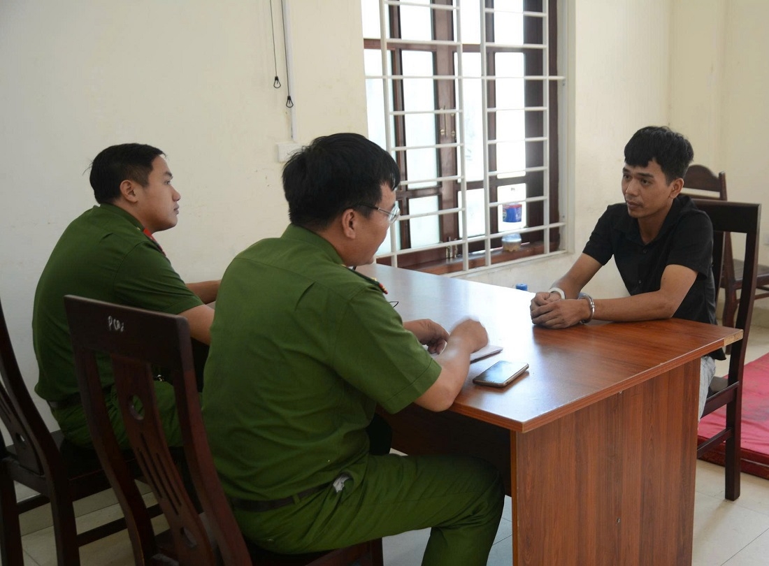 Công an lấy lời khai Nguyễn Khắc Nhật