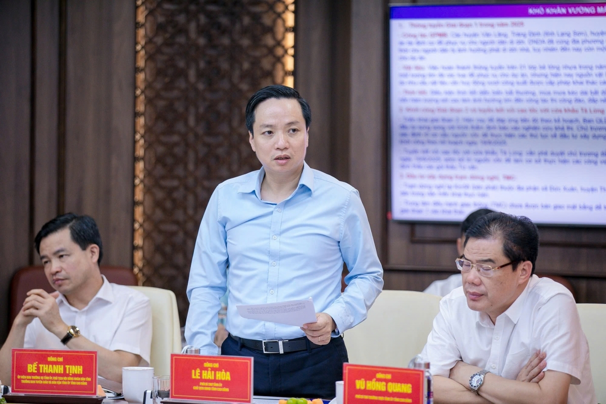 Ông Lê Hải Hòa - Chủ tịch UBND tỉnh Cao Bằng phát biểu tại cuộc họp.