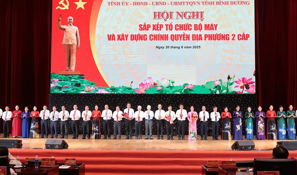Nguyên Chủ tịch nước Nguyễn Minh Triết và  Bí thư Tỉnh ủy​ Nguyễn Văn Lợi chúc mừng 36 cán bộ được chỉ định tham gia cấp ủy TPHCM