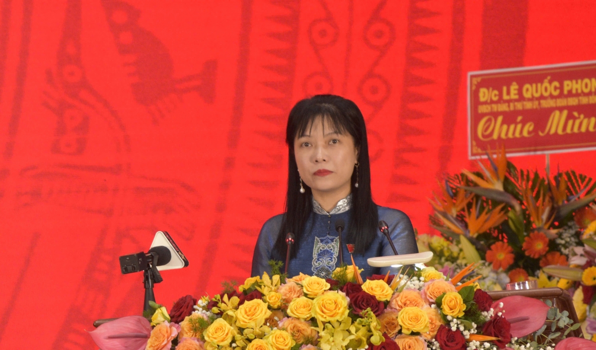 Bà Tạ Thị Yên, Phó Trưởng Ban Công tác đại biểu thuộc Ủy ban Thường vụ Quốc hội, đã công bố các Nghị quyết, Quyết định của TW