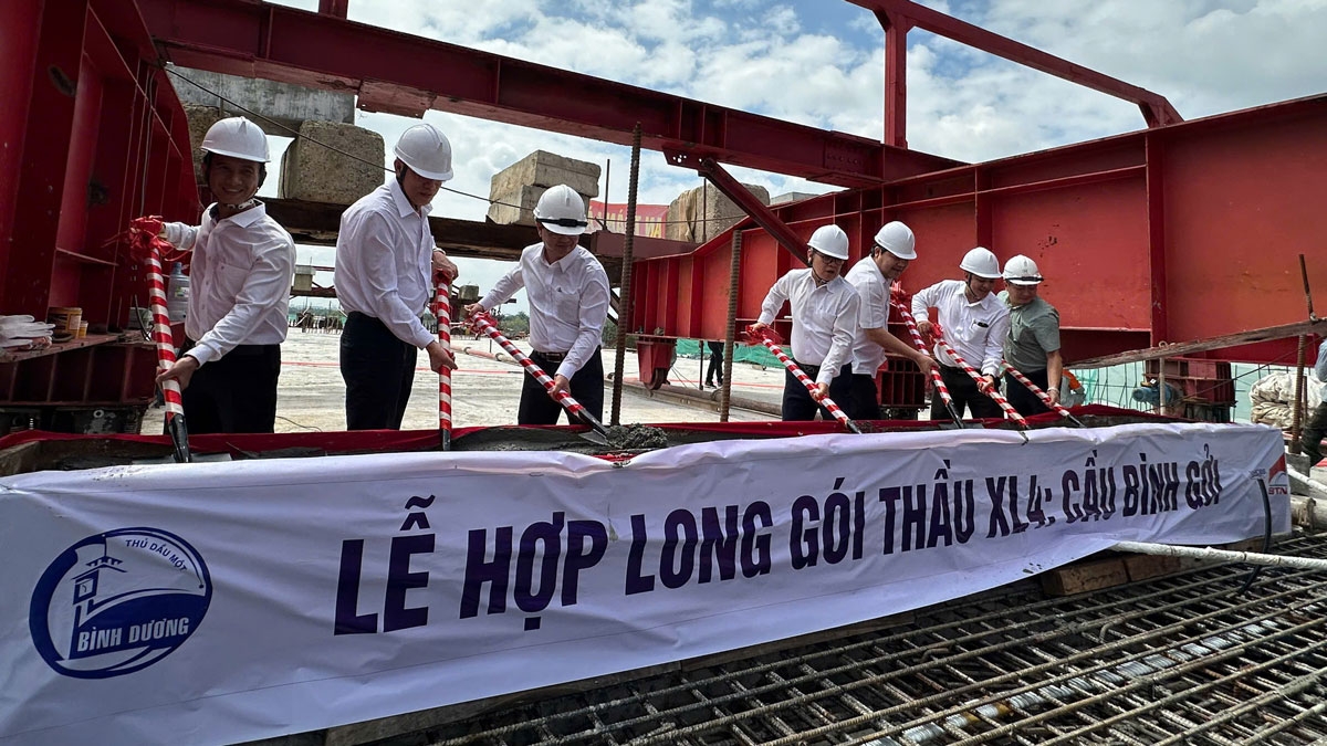 Lãnh đạo tỉnh thực hiện nghi thức hợp long 