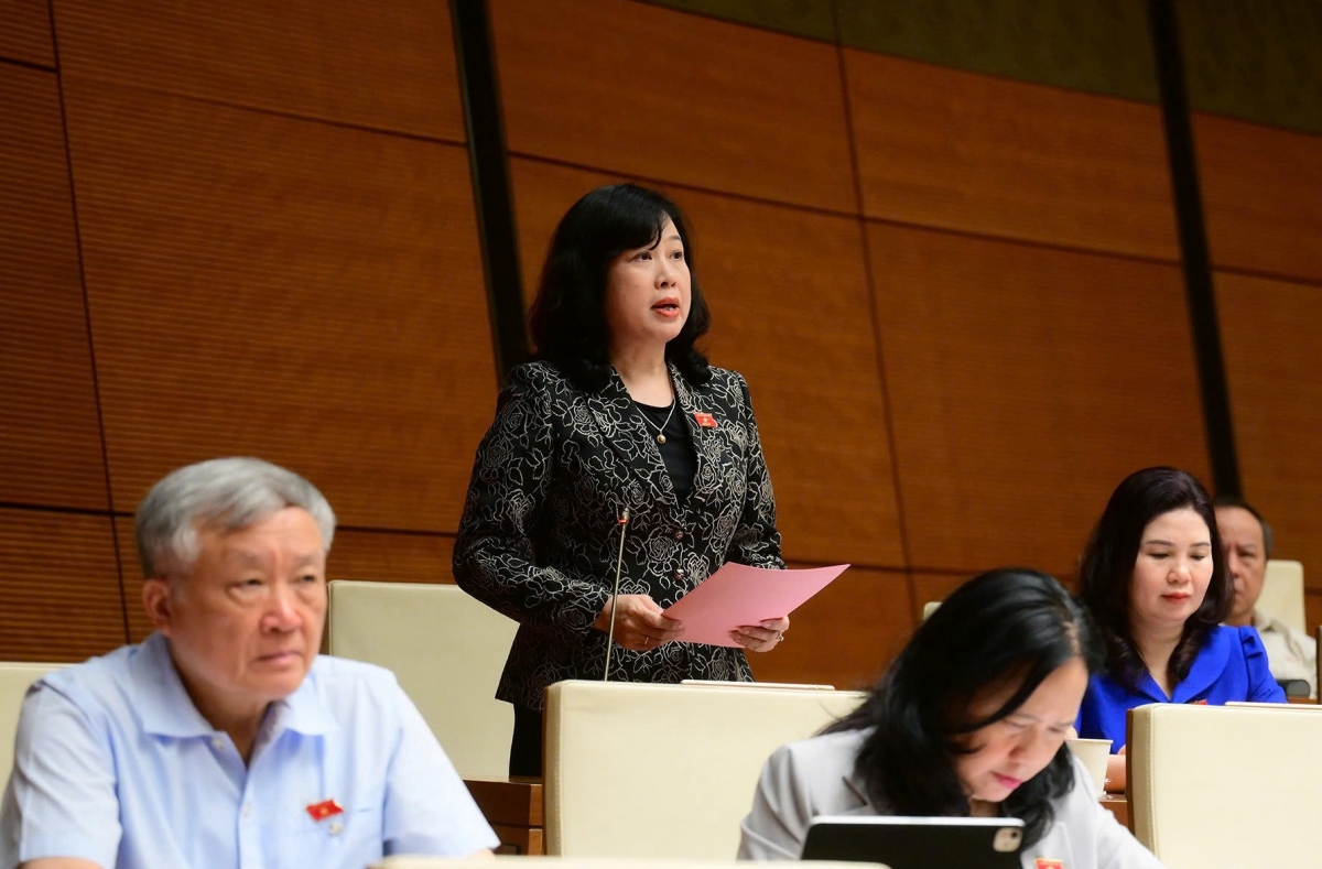 Bộ trưởng Bộ Y tế Đào Hồng Lan giải trình làm rõ ý kiến của các ĐBQH nêu. (Ảnh: Quốc hội)