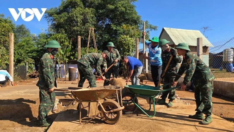 Chương trình xoá nhà tạm nhà dột nát có sự tham gia của hệ thống chính trị, lực lượng vũ trang và nhân dân các địa phương. (Ảnh: Hoàng Qui)