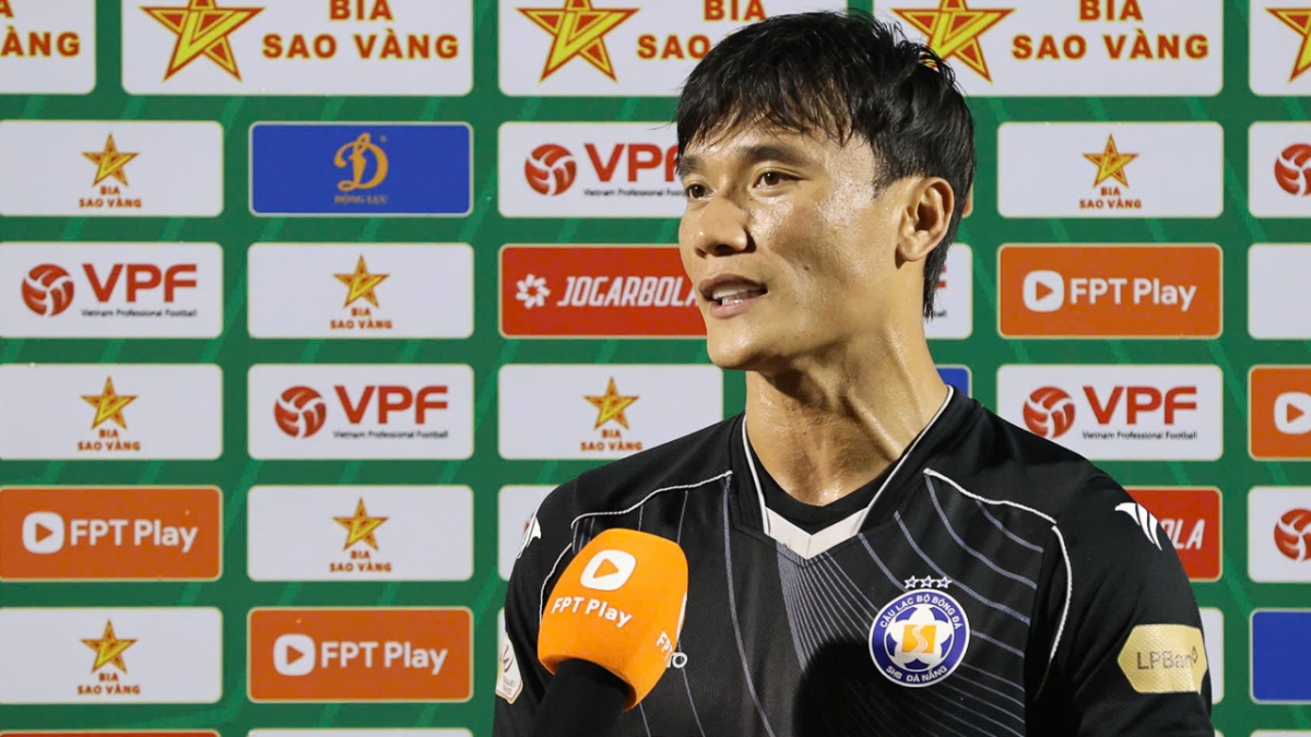 Thủ thành Bùi Tiến Dũng gửi lời cảm ơn đến người hâm mộ (Ảnh: Đức Minh)