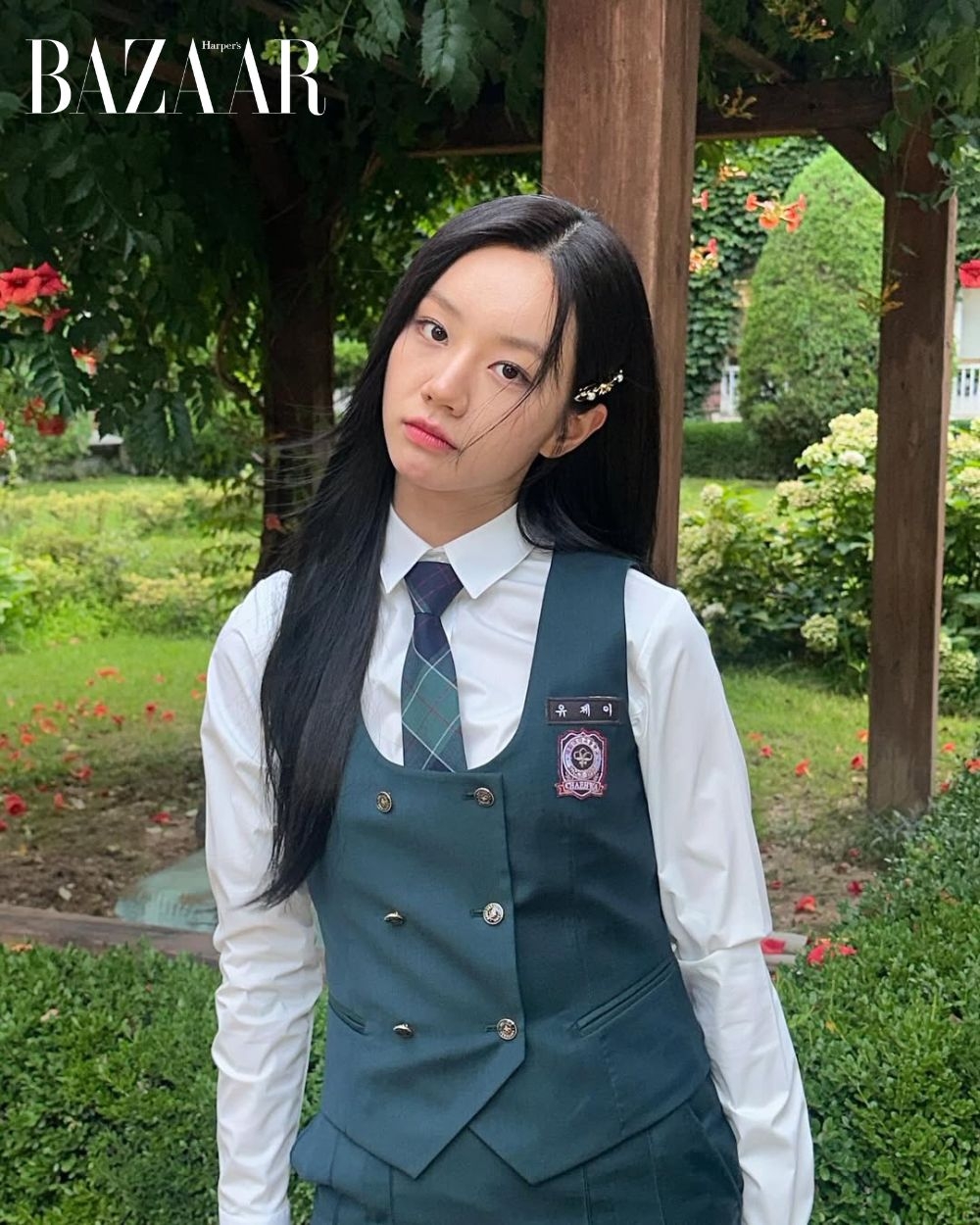 Hyeri trong vai Yoo Jae Yi (Friendly Rivalry): Không phô trương, không kiêu kỳ, Yoo Jae Yi của Hyeri ghi điểm bằng sự ấm áp và trách nhiệm. Là con gái một gia đình giàu có, cô không tận dụng đặc quyền mà chọn con đường riêng, nhẹ nhàng nhưng quyết đoán. Nhân vật là hình mẫu “nữ thừa kế quốc dân” khiến khán giả dễ dàng đồng cảm và yêu mến.