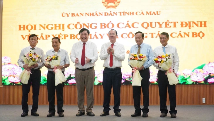 Một số lãnh đạo tỉnh Cà Mau nhận quyết định nghỉ việc theo nghị định 178 để sắp xếp cán bộ (Ảnh: Thanh Huyền/Tuổi Trẻ)
