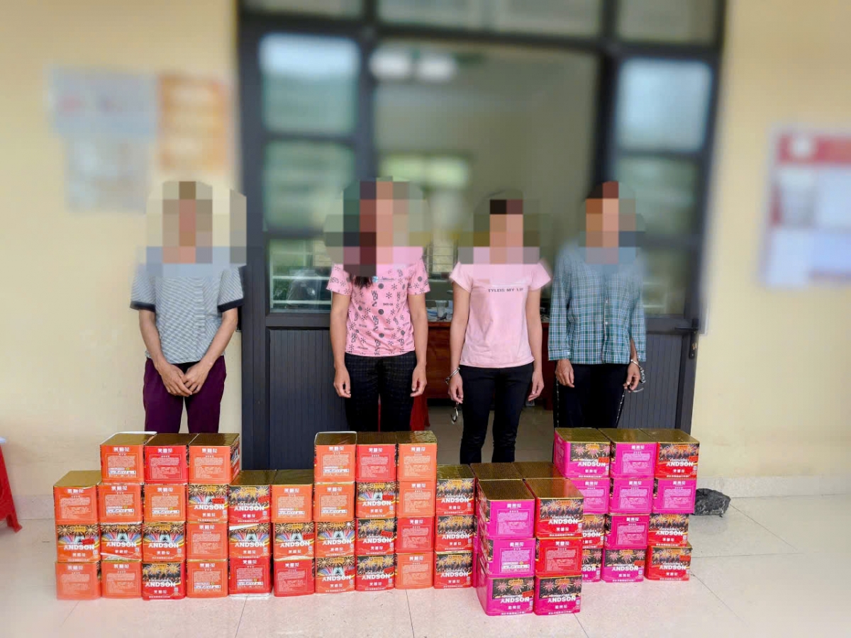 Nhóm đối tượng cùng tang vật là hơn 1 tạ pháo nổ bị thu giữ