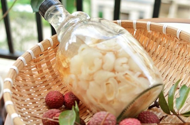 Rượu vải có vị ngọt thơm, nhiều công dụng tốt cho sức khỏe. (Ảnh: Xiachufang)