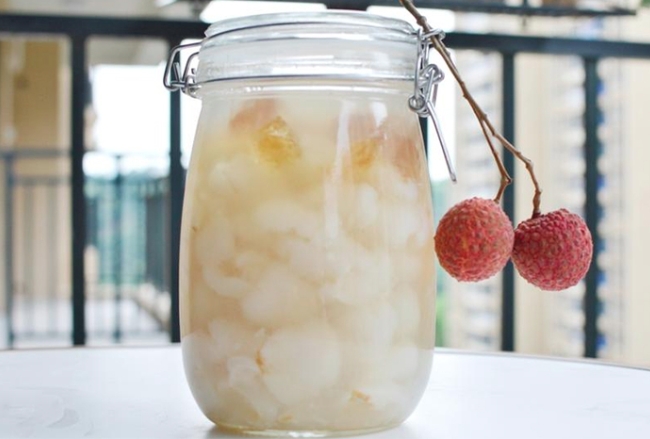 Nguyên tắc để làm rượu vải thành công là tránh nước và không khí. (Ảnh: Xiachufang)