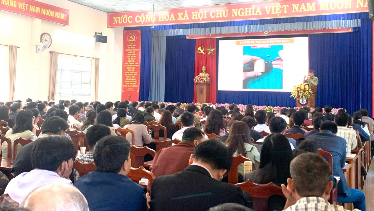 Công an tỉnh Lâm Đồng phổ biến, truyền đạt phương thức nhận diện các hành vi gian lận trong thi cử bằng việc sử dụng thiết bị kỹ thuật công nghệ cao