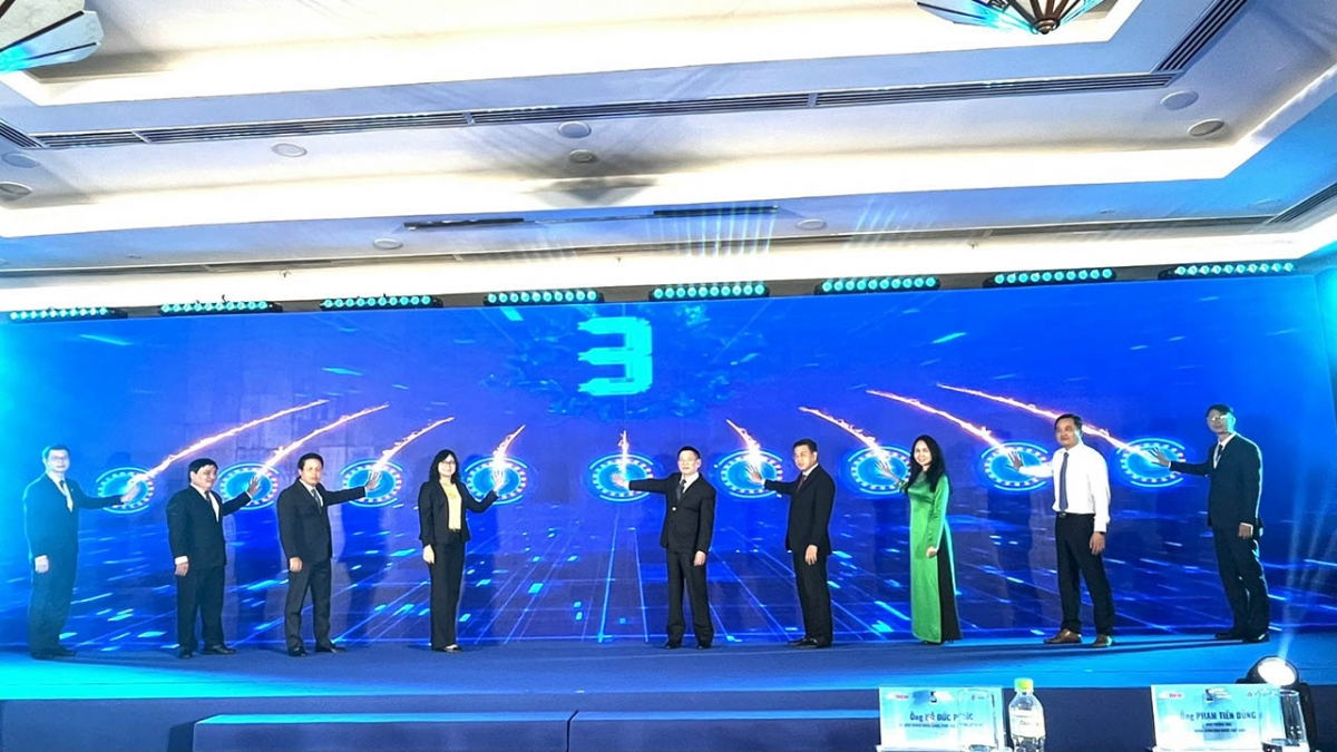 ​Nghi thức bấm nút phát động công bố Chương trình Chuyển đổi số chợ truyền thống và tiểu thương được thực hiện với sự tham gia của Phó Thủ tướng Chính phủ Hồ Đức Phớc; Thứ trưởng Bộ Công Thương Phan Thị Thắng; Phó Thống đốc Ngân hàng nhà nước VN; Cục trưởng Cục Thương mại điện tử và Kinh tế số, Bộ Công Thương Lê Hoàng Oanh cùng các lãnh đạo.