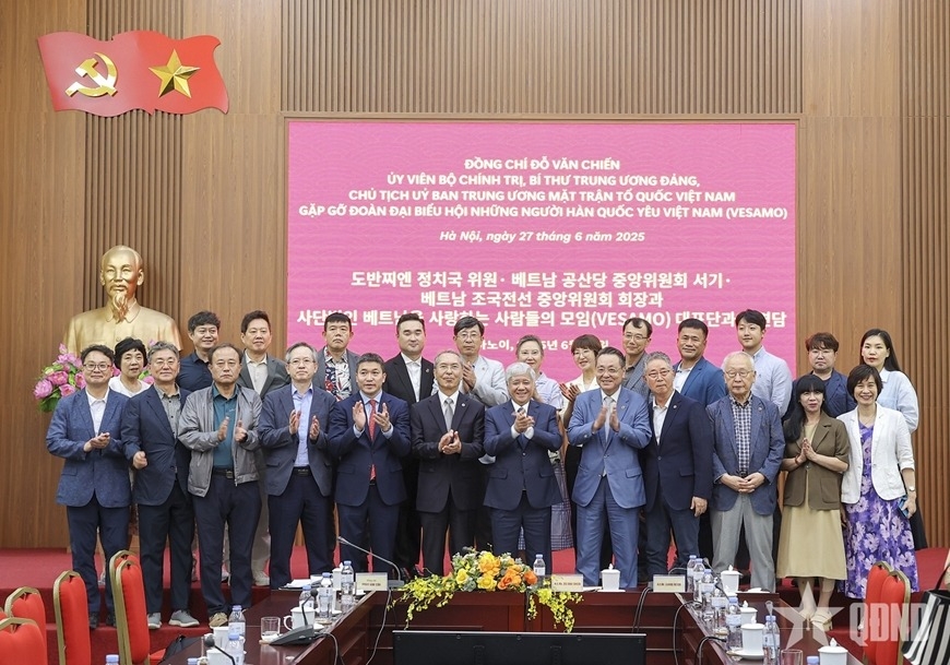 Các đại biểu chụp ảnh chung. Nguồn: Báo Quân đội nhân dân