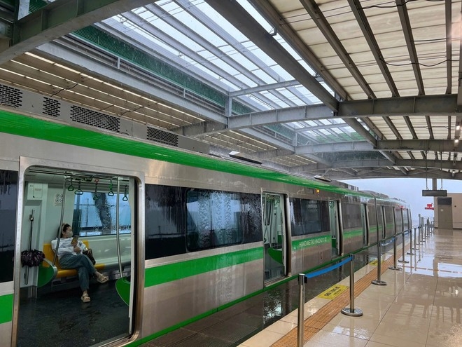 Khu vực nhà ga tàu Cát Linh - Hà Đông bị chảy nước ở khu vực khách lên xuống tàu.