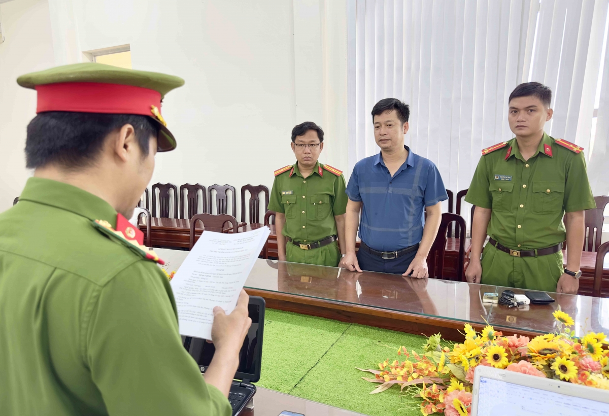 Cơ quan Cảnh sát điều tra Công an tỉnh Bạc Liêu tống đạt các quyết định tố tụng đối với bị can. Ảnh Trọng Nguyễn