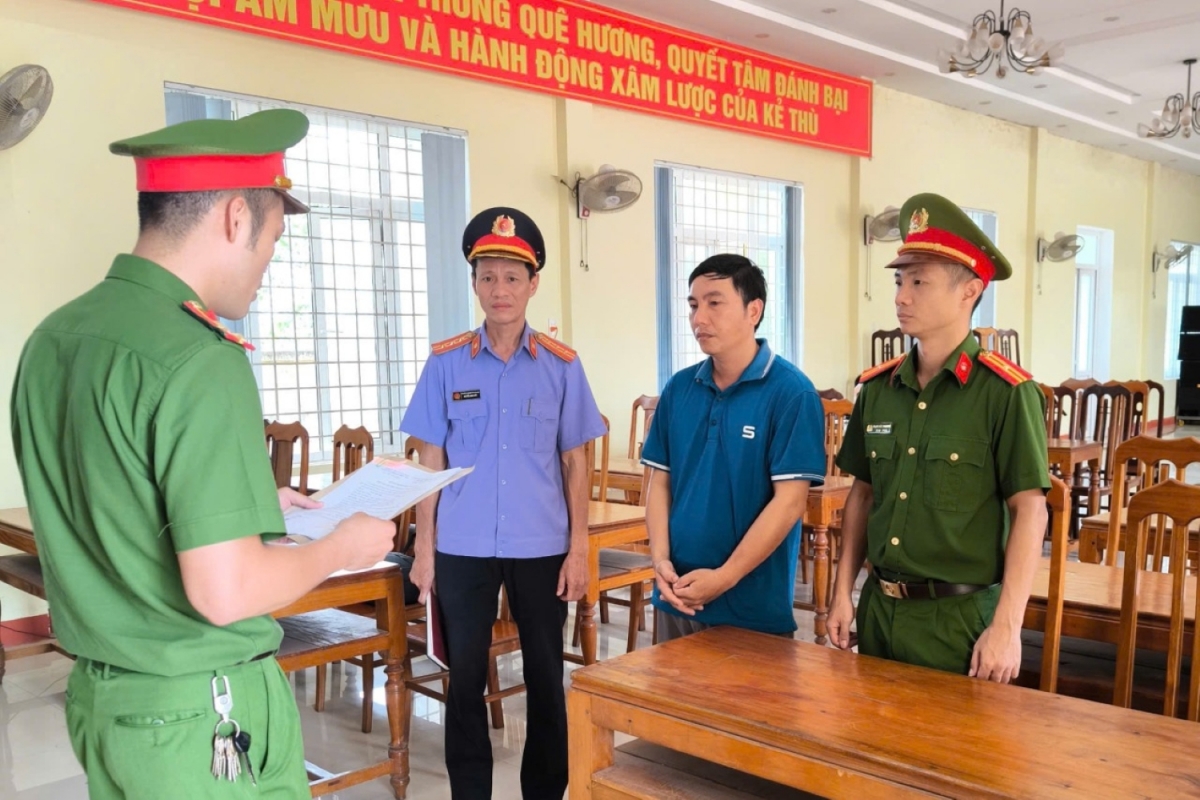Cơ quan Cảnh sát Điều tra, Công an tỉnh Quảng Bình tống đạt các quyết định tố tụng đối với Trần Văn Năm