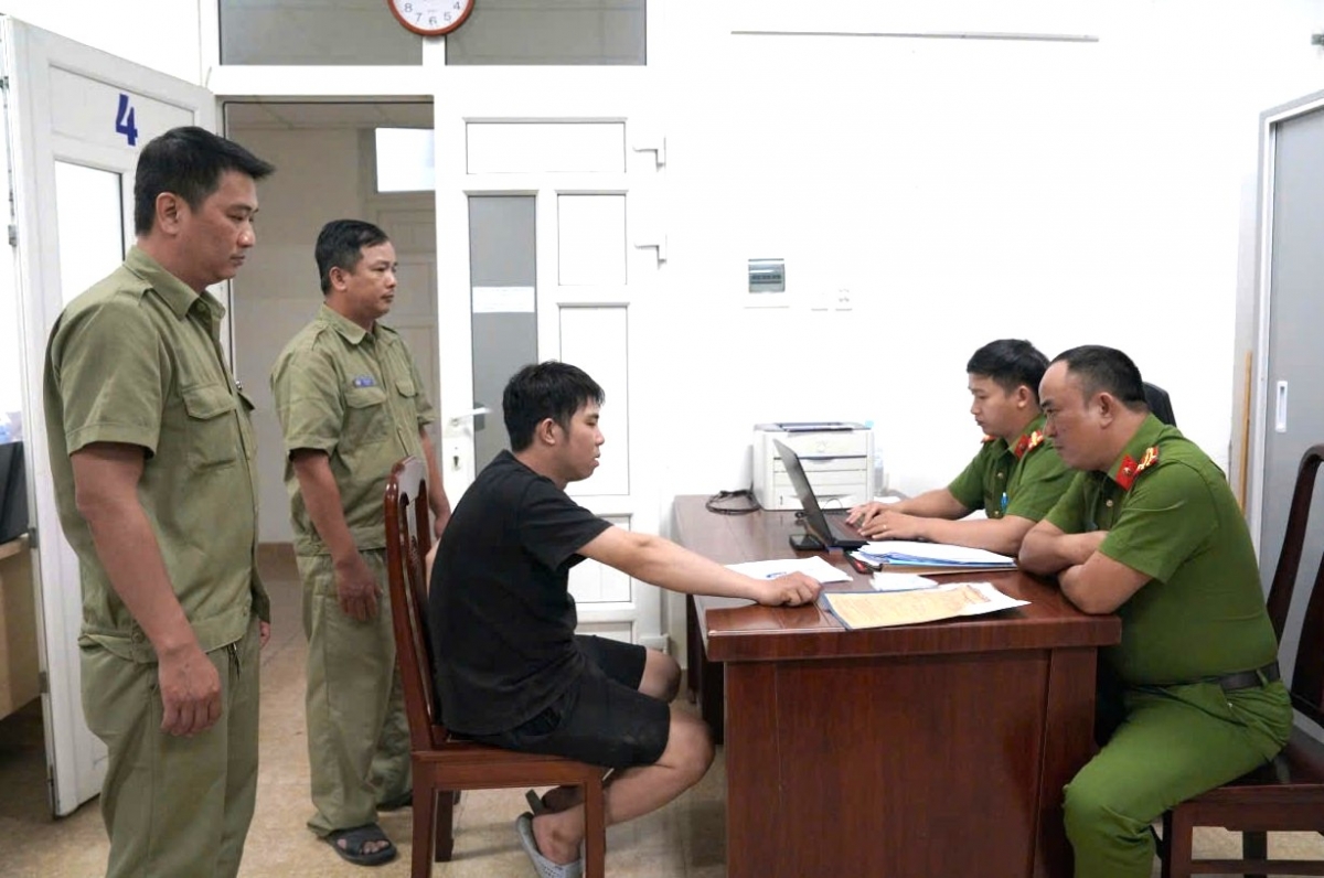 Cơ quan điều tra Công an thành phố Huế lấy lời khai đối tượng Lộc. 