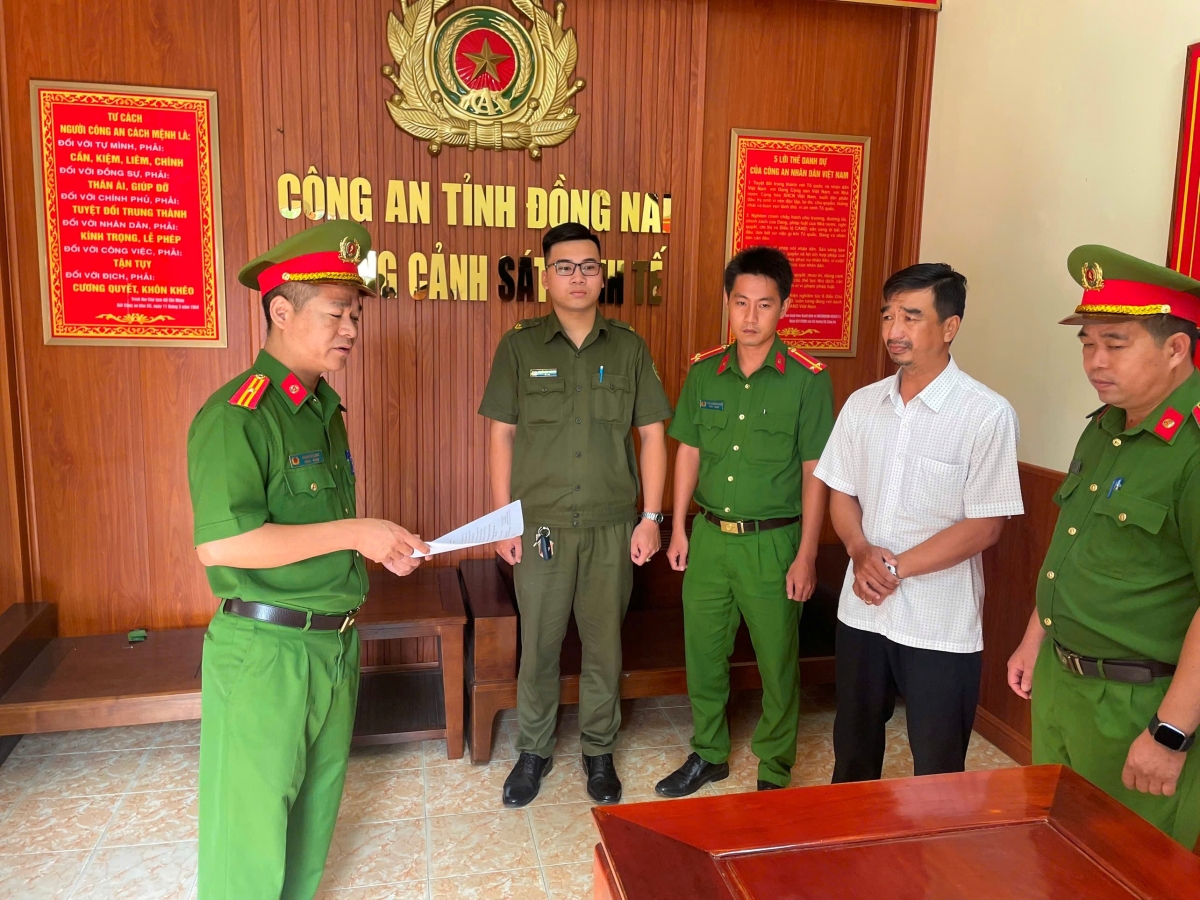 Công an đọc lệnh bắt đối tượng Võ Huy Bảo (Ảnh: Công an tỉnh Đồng Nai)