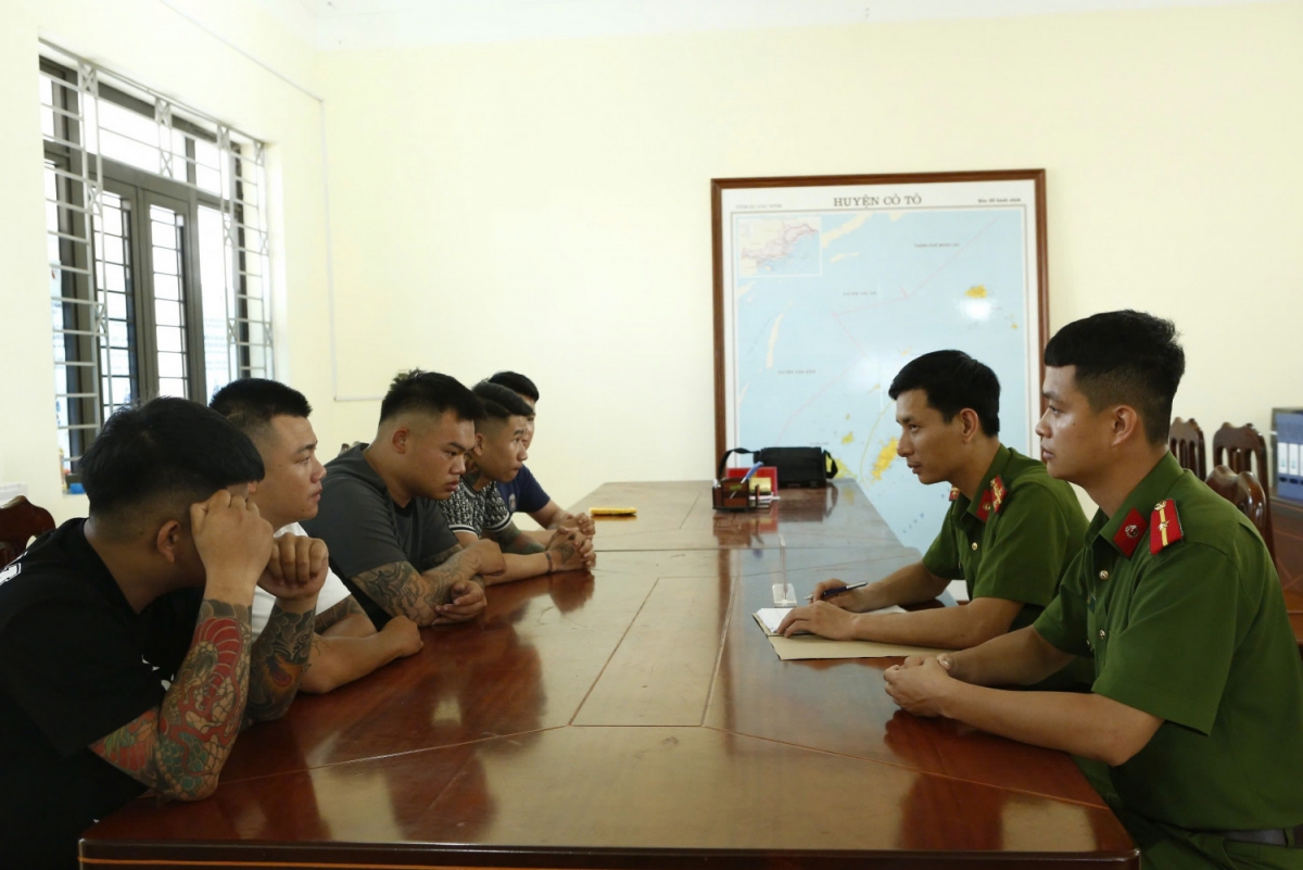 Công an xã Đồng Tiến làm việc với nhóm người gây mất an ninh trật tự. (Nguồn: Công an tỉnh Quảng Ninh)