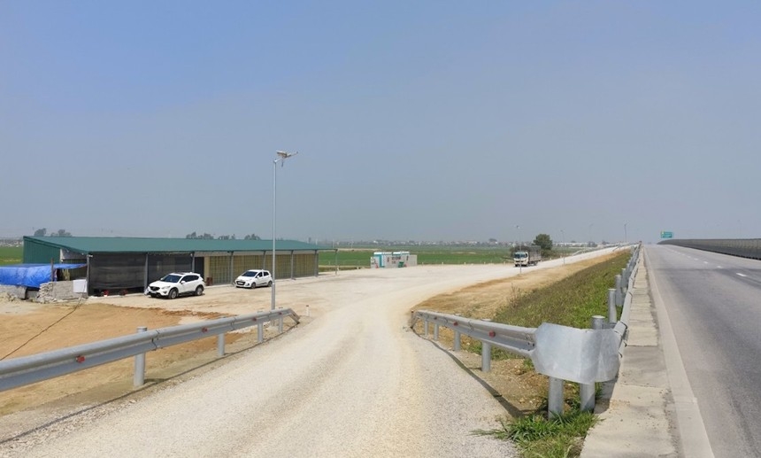 Trạm dừng nghỉ tạm trên cao tốc Bắc - Nam phía Đông, đoạn Mai Sơn - Quốc lộ 45 không đảm bảo các điều kiện cho hành khách và lái xe.