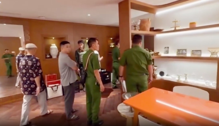 Lực lượng chức năng kiểm tra kho hàng hoá trong vụ án tiktoker “Cún Bông”.