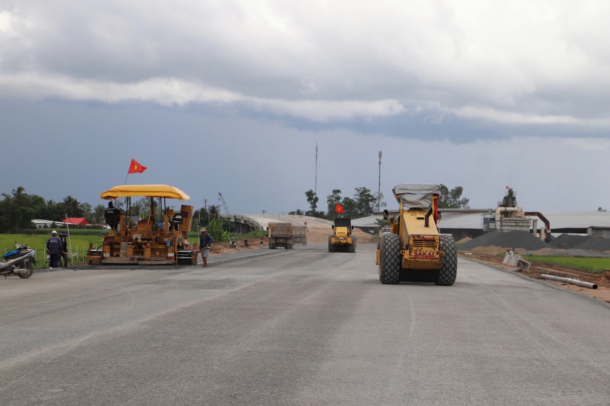 Dự án cao tốc Cần Thơ - Cà Mau hiện đạt khoảng 66,5% giá trị hợp đồng, đang bị chậm tiến độ.