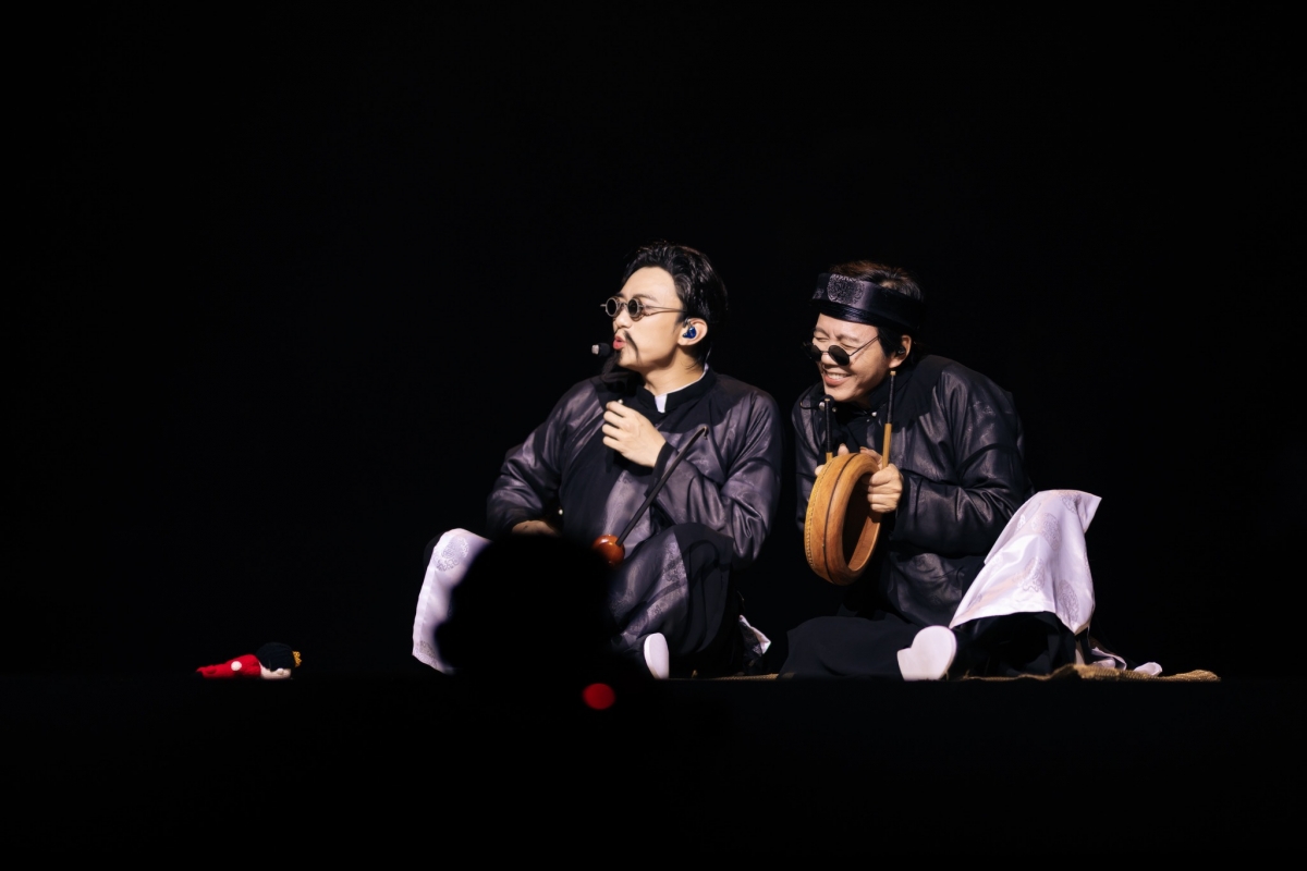 NSND Huỳnh Tú và Soobin lần đầu biểu diễn chung trên sân khấu