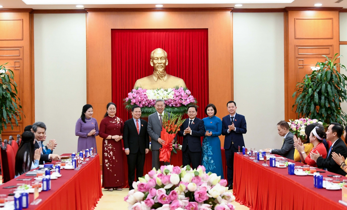 Đại diện đoàn đại biểu tặng hoa Tổng Bí thư Tô Lâm